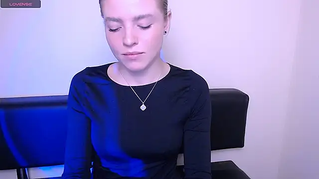 Snapshot of MissOliviaa_ chatting on 10/28/25, 01:54 MissOliviaa  online show from 10/28/25, 01:54