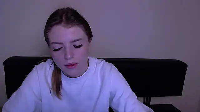 Snapshot of MissOliviaa_ chatting on 03/05/25, 09:05 MissOliviaa  online show from 03/05/25, 09:05