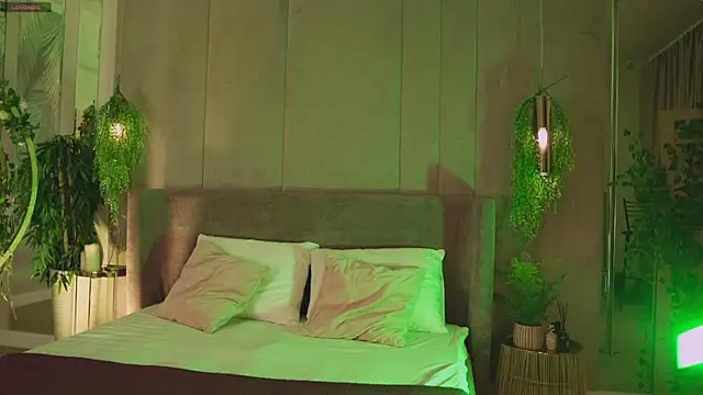 Smiley Mia online show from 11/21/25, 05:06