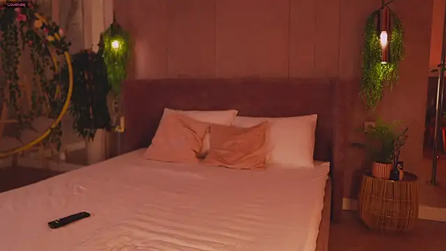 Smiley Mia online show from 11/14/25, 05:11