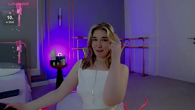 Snapshot of Smiley_Mia chatting on 03/22/25, 08:40 Smiley Mia online show from 03/22/25, 08:40