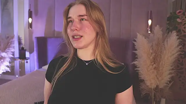 Smiley Mia online show from 04/14/26, 05:45