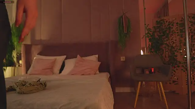 Smiley Mia online show from 11/12/25, 05:11