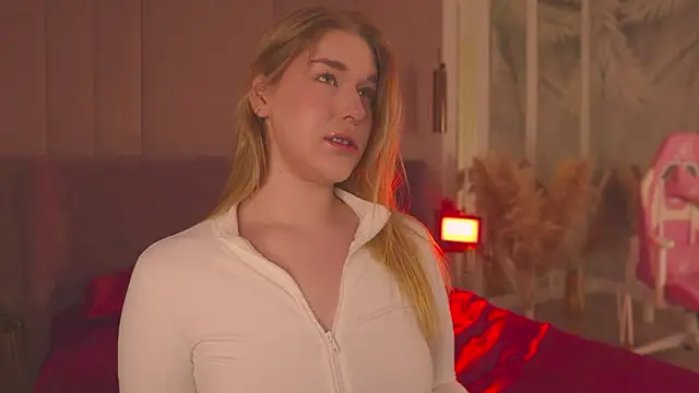 Smiley Mia online show from 03/31/26, 05:20