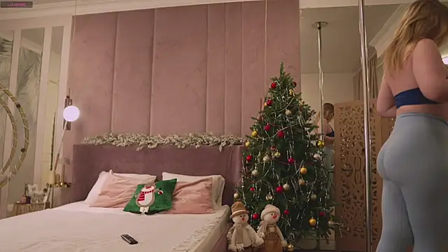 Smiley Mia online show from 12/04/25, 05:06