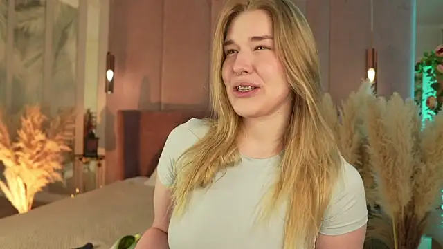 Smiley Mia online show from 04/12/26, 05:11