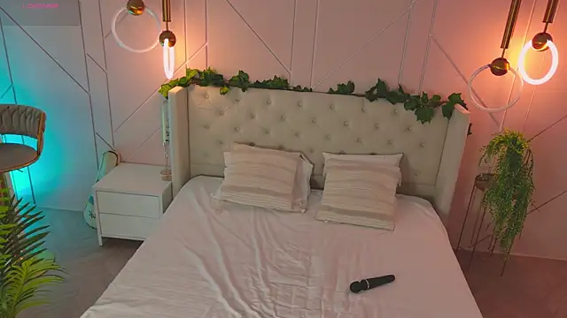 Smiley Mia online show from 07/16/26, 06:16