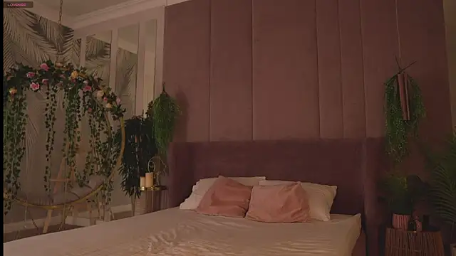 Smiley Mia online show from 11/16/25, 05:01