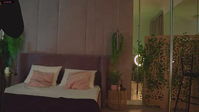 Smiley Mia online show from 11/20/25, 05:08