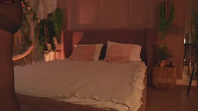 Smiley Mia online show from 11/27/25, 05:08