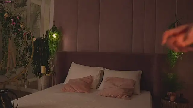 Smiley Mia online show from 11/30/25, 05:08