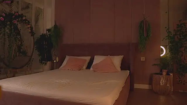 Smiley Mia online show from 11/11/25, 05:02