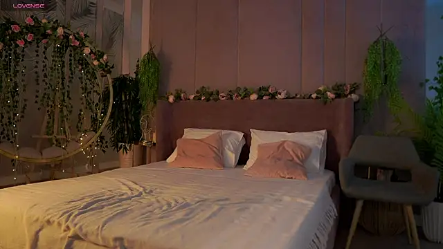 Snapshot of Smiley_Mia chatting on 09/26/25, 05:03 Smiley Mia online show from 09/26/25, 05:03