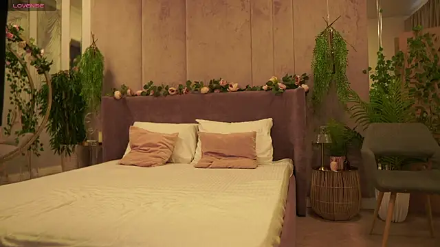 Snapshot of Smiley_Mia chatting on 09/24/25, 05:03 Smiley Mia online show from 09/24/25, 05:03