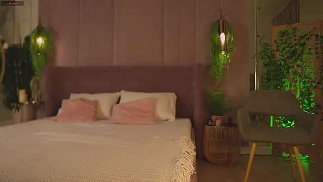 Smiley Mia online show from 11/29/25, 05:07