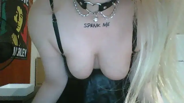 Snapshot of 420queenxo chatting on 12/27/24, 08:07 420queenxo online show from 12/27/24, 08:07