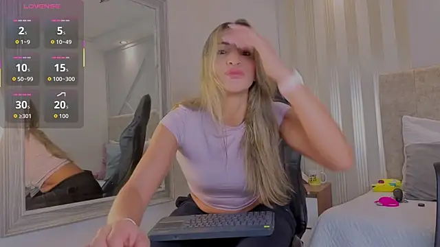 Snapshot of Tayra_Pradit chatting on 12/16/25, 01:48 Tayra Pradit online show from 12/16/25, 01:48