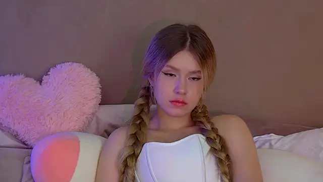 MilanaBalmain online show from 10/08/25, 04:08