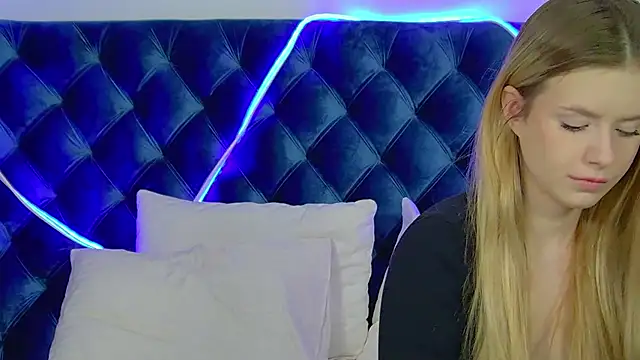 MilanaBalmain online show from 11/23/25, 04:55