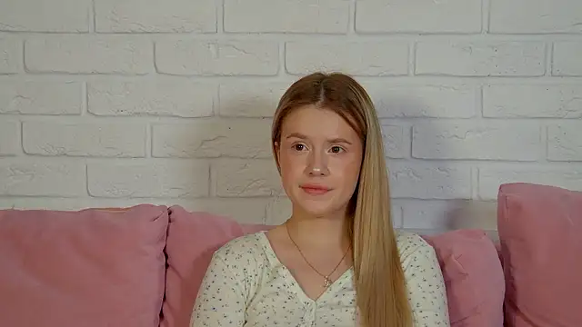 MilanaBalmain online show from 04/15/26, 04:22