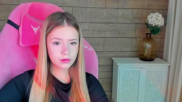 MilanaBalmain online show from 09/28/25, 04:08