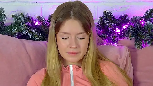 MilanaBalmain online show from 12/22/25, 04:23