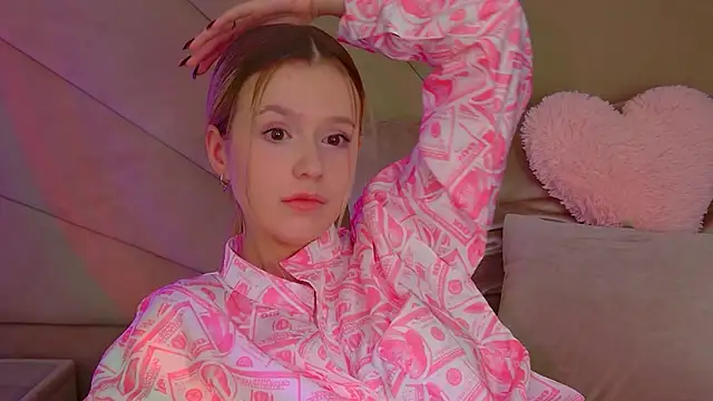 MilanaBalmain online show from 11/08/25, 04:27