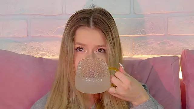 MilanaBalmain online show from 10/01/25, 04:11