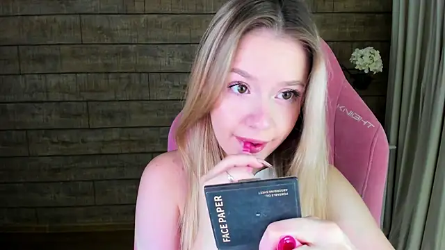 MilanaBalmain online show from 09/15/25, 04:13