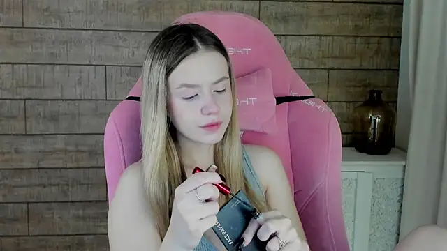 MilanaBalmain online show from 11/16/25, 04:28