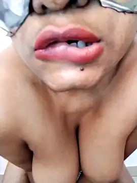 Snapshot of Zaraangle chatting on 11/21/25, 04:00 Zaraangle online show from 11/21/25, 04:00