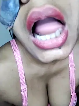 Snapshot of Zaraangle chatting on 10/10/25, 11:55 Zaraangle online show from 10/10/25, 11:55