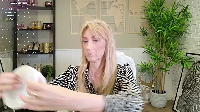 Snapshot of LadyLeea chatting on 05/07/26, 04:39 LadyLeea online show from 05/07/26, 04:39