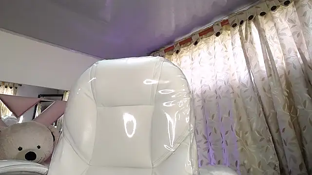 Mia Fischer online show from 11/10/25, 07:41