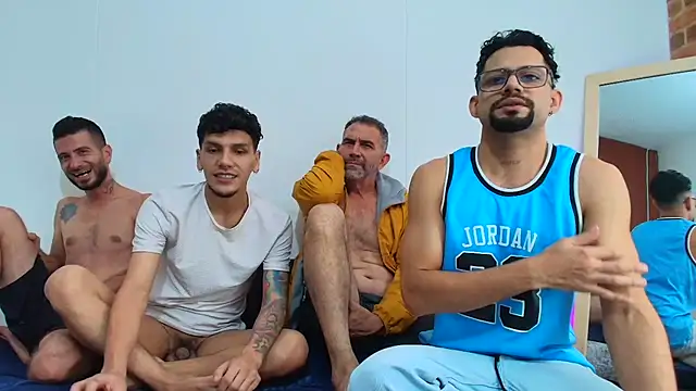 Snapshot of Benjamin_show chatting on 11/27/25, 08:42 Benjamin show online show from 11/27/25, 08:42