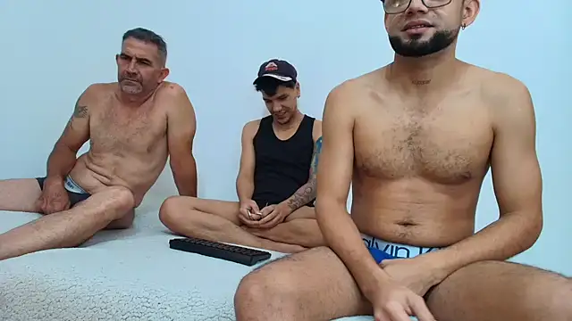 Snapshot of Benjamin_show chatting on 10/30/25, 02:47 Benjamin show online show from 10/30/25, 02:47