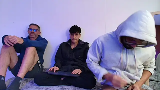 Snapshot of Benjamin_show chatting on 12/16/25, 02:21 Benjamin show online show from 12/16/25, 02:21