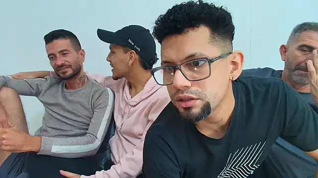 Snapshot of Benjamin_show chatting on 11/11/25, 04:02 Benjamin show online show from 11/11/25, 04:02