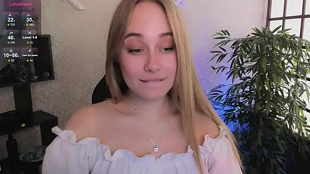 Snapshot of LianaBright chatting on 03/13/25, 12:13 LianaBright online show from 03/13/25, 12:13