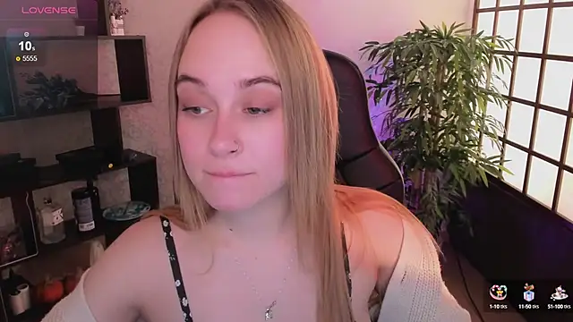 Snapshot of LianaBright chatting on 03/22/25, 05:28 LianaBright online show from 03/22/25, 05:28
