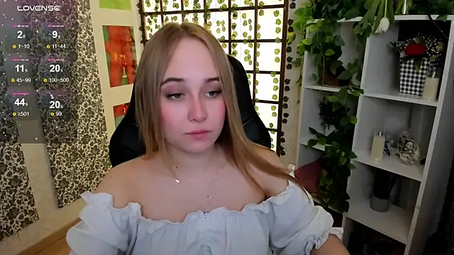 Snapshot of LianaBright chatting on 03/09/25, 02:07 LianaBright online show from 03/09/25, 02:07