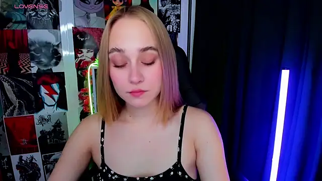 Snapshot of LianaBright chatting on 10/17/25, 02:15 LianaBright online show from 10/17/25, 02:15