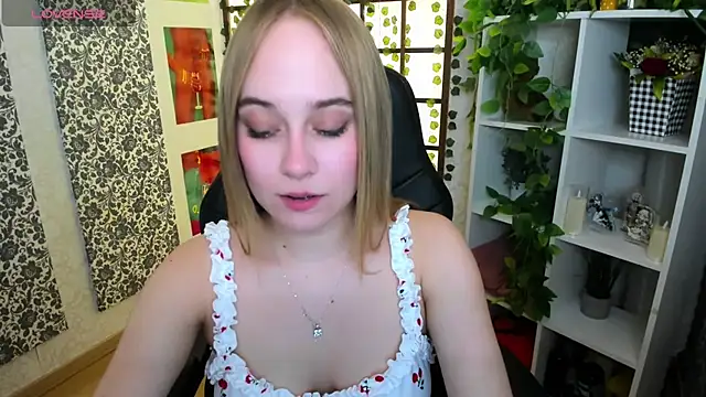 Snapshot of LianaBright chatting on 03/11/25, 05:35 LianaBright online show from 03/11/25, 05:35