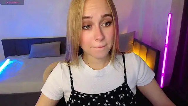 Snapshot of LianaBright chatting on 09/18/25, 02:14 LianaBright online show from 09/18/25, 02:14