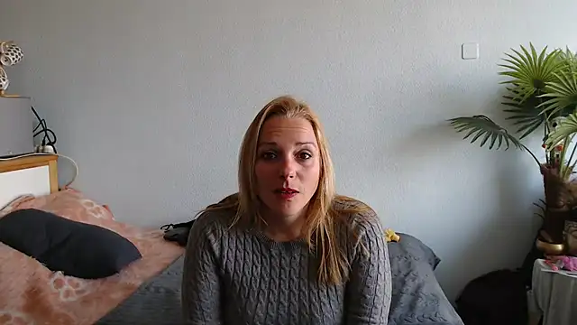 Doucelouve9 online show from 03/12/25, 09:12