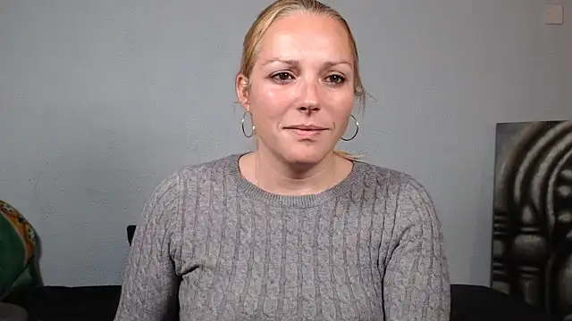 Snapshot of Doucelouve9 chatting on 01/14/26, 05:05 Doucelouve9 online show from 01/14/26, 05:05