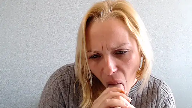 Snapshot of Doucelouve9 chatting on 02/14/26, 02:06 Doucelouve9 online show from 02/14/26, 02:06