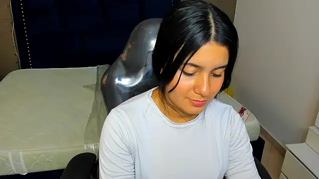 MaiteFlores online show from 04/15/26, 03:27