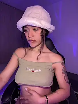 Crystal Dluna online show from 09/30/25, 03:51