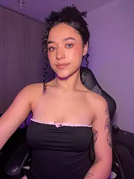 Crystal Dluna online show from 11/03/25, 03:59